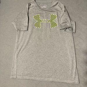 Under Armour boys shirt size YSM